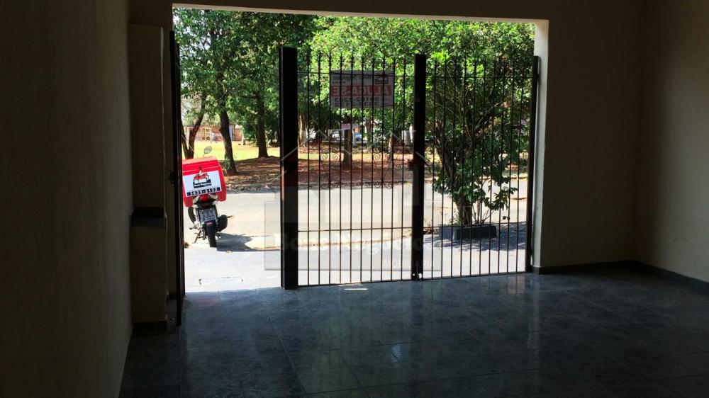 Alugar Casa / Padrão em Ribeirão Preto R$ 1.100,00 - Foto 3