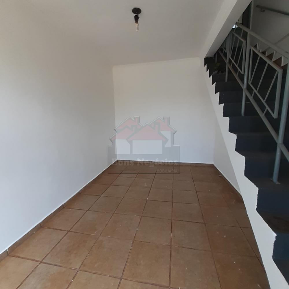 Alugar Casa / Padrão em Ribeirão Preto R$ 900,00 - Foto 2
