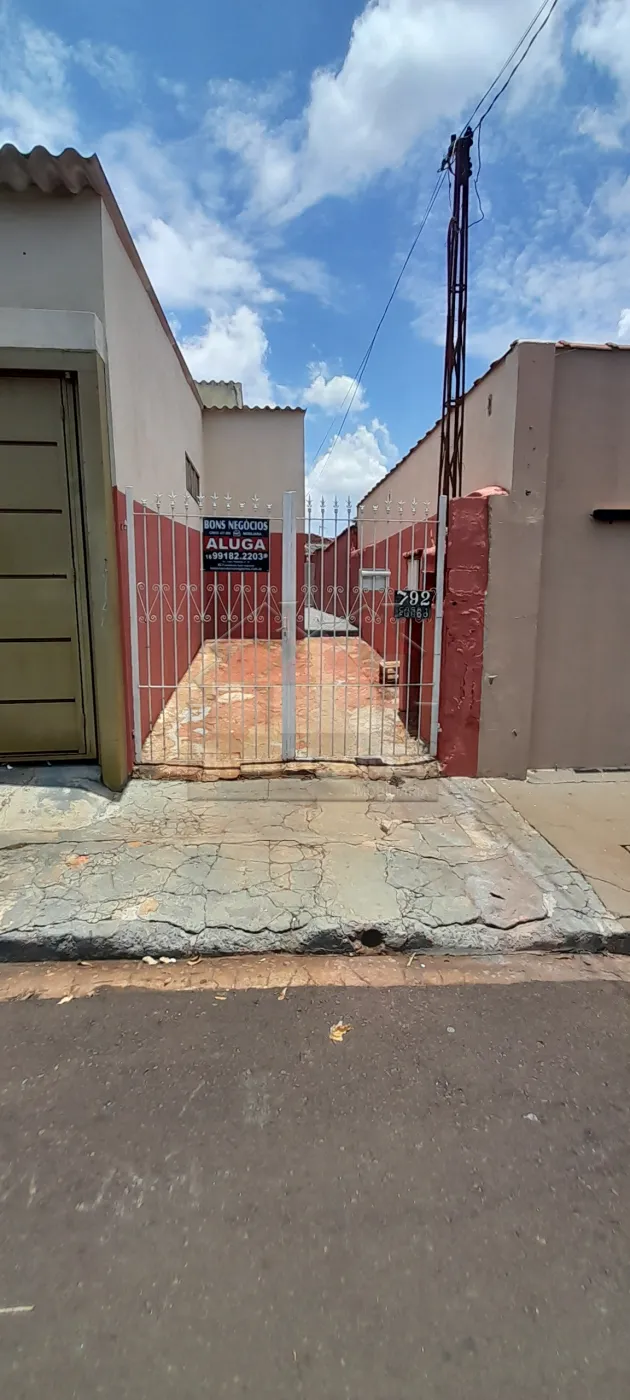Alugar Casa / Padrão em Ribeirão Preto R$ 1.100,00 - Foto 1