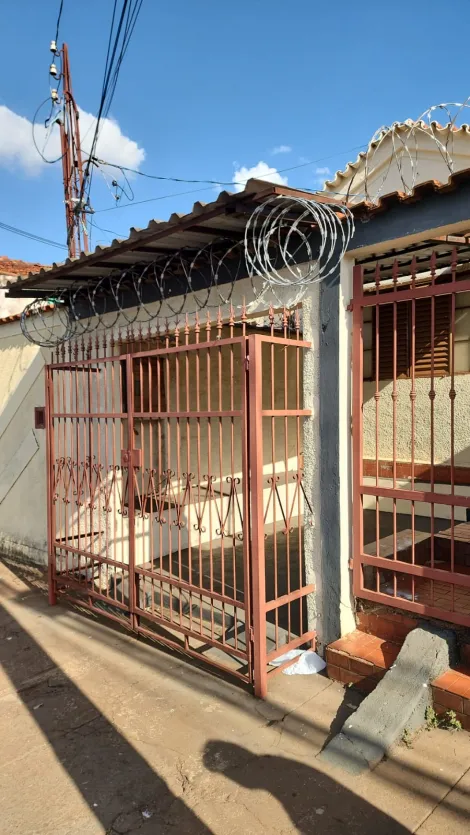 Alugar Casa / Padrão em Ribeirão Preto. apenas R$ 800,00